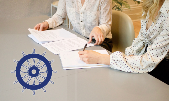 Deux expertes Subrenat parcourant les conditions de certification du label Wheelmark qui approuve les textiles anti-feu pour l'usage à bord d'un navire